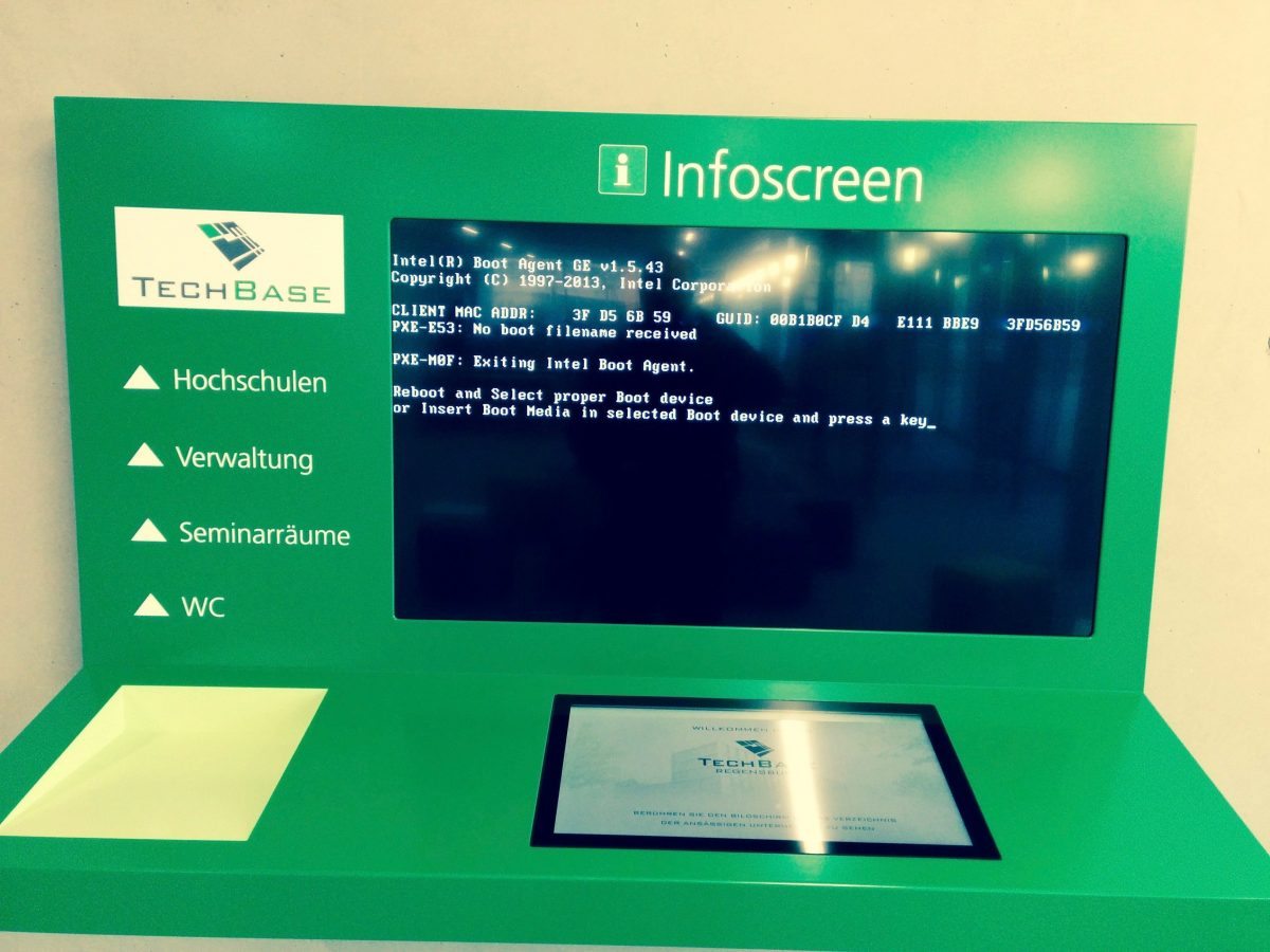 Foto zeigt die Informationsarchitektur im Eingangsbereich des TechBase Innovationszentrums Regensburg