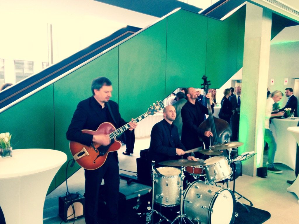 Foto zeigt die Band bei der Eröffnungsfeier der TechBase Regensburg im Eingangsbereich, die Smooth Jazz vom Feinsten spielt.