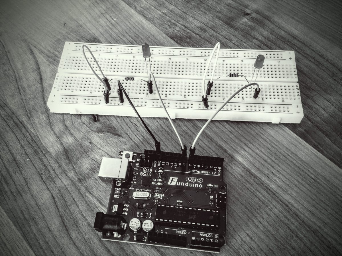 Foto eines Microcontrollers mit Breadboard