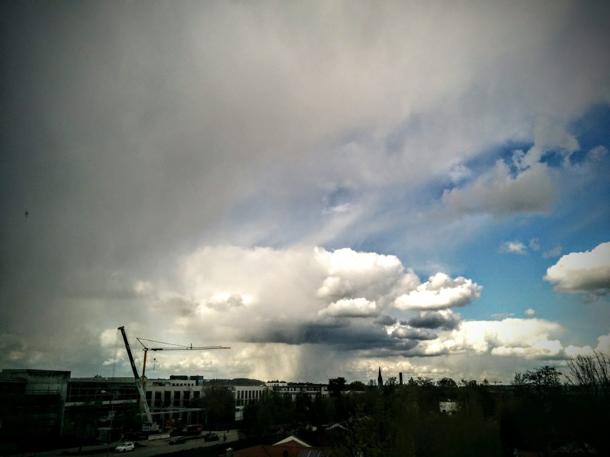 Blick aus dem Gebäude der TechBase Regensburg im April. Man sieht immer imposante Wolken.