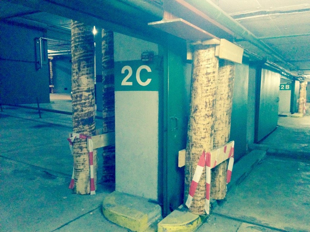 Foto von Holzstützwerk in der Tiefgarage der UNI Regensburg