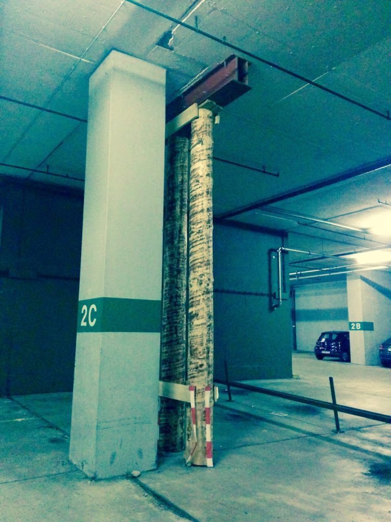 Foto von Holzstützwerk in der Tiefgarage der UNI Regensburg