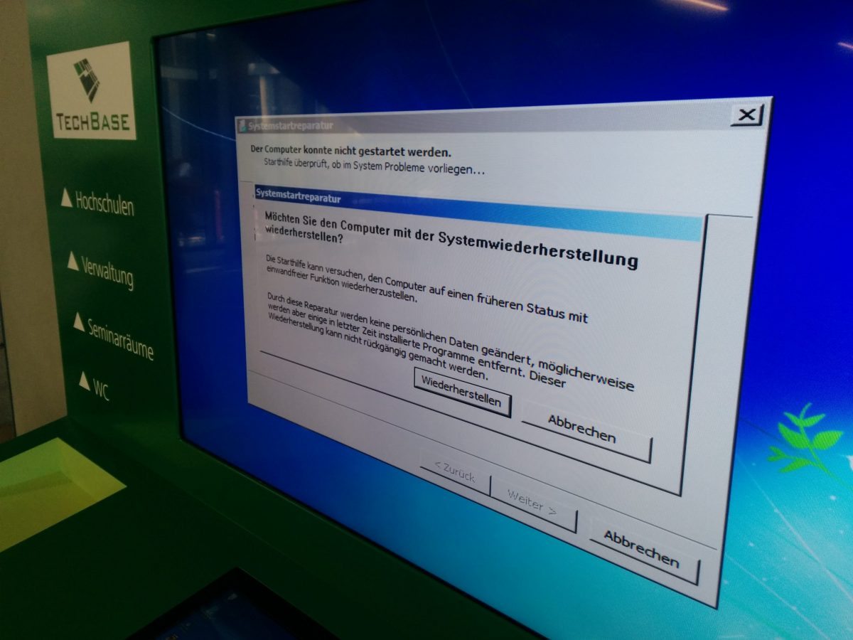 Foto vom Informationsbildschirm im Eingangsbereich der TechBase Regensburg