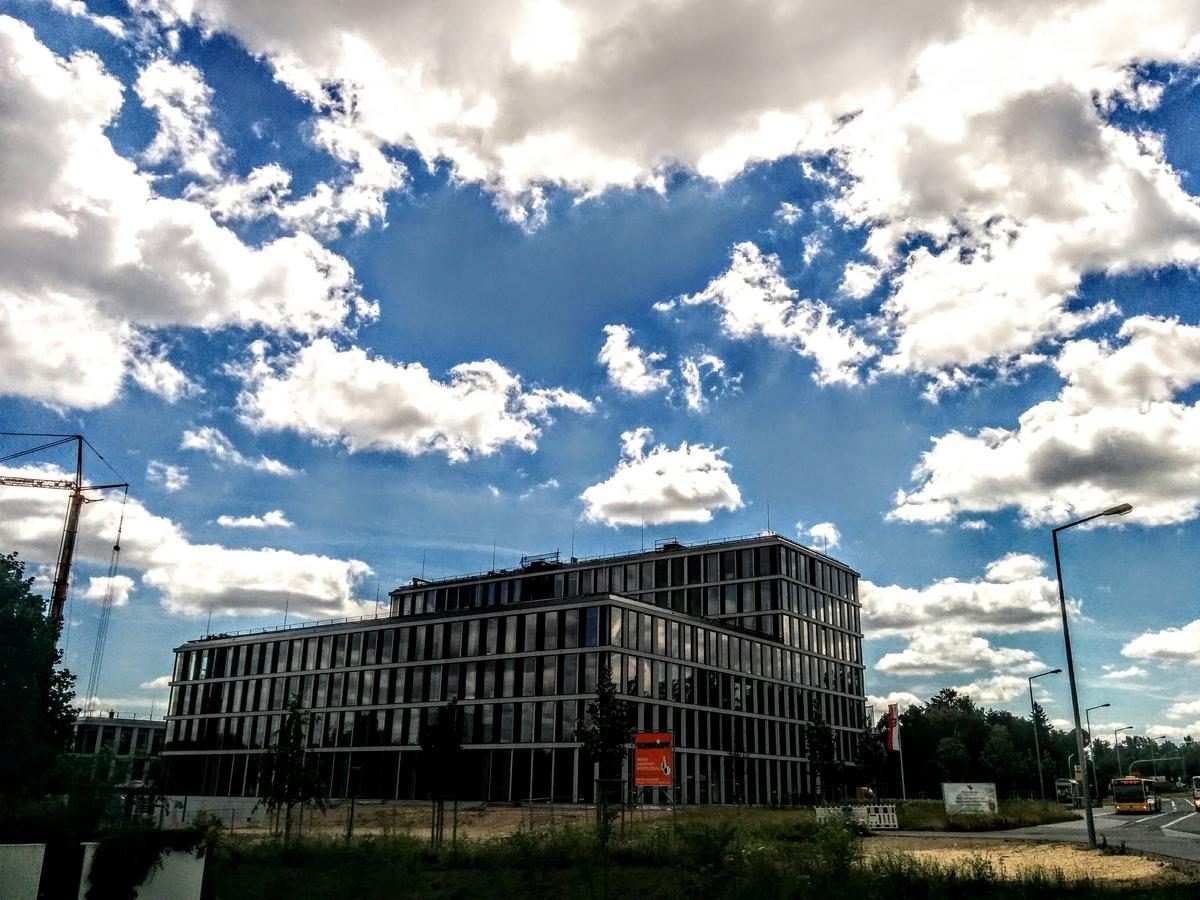 Wolken über dem TechBase Regensburg Gebäude Juli 2016