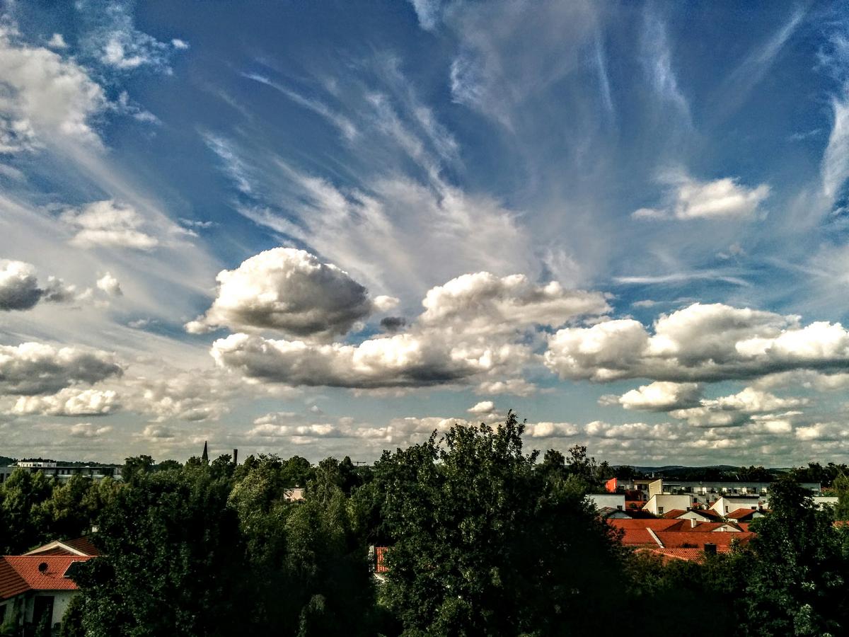 Wolken betrachtet aus TechBase Regensburg Gebäude Juli 2016