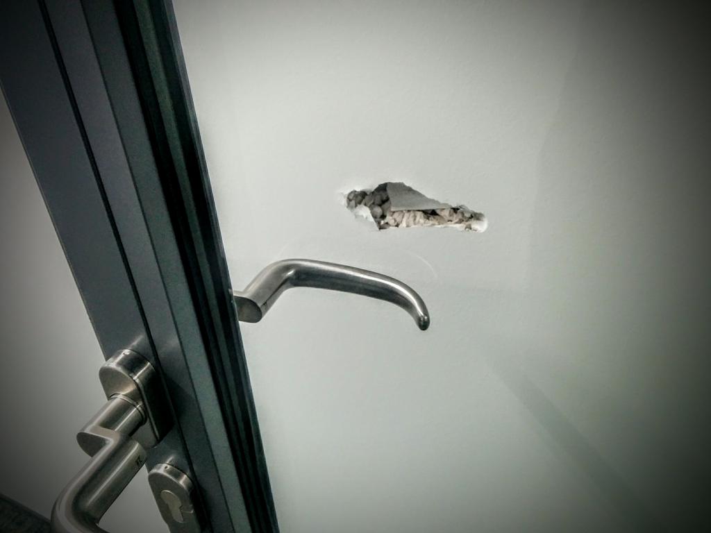 Foto einer Tür in einem IT-Gebäude