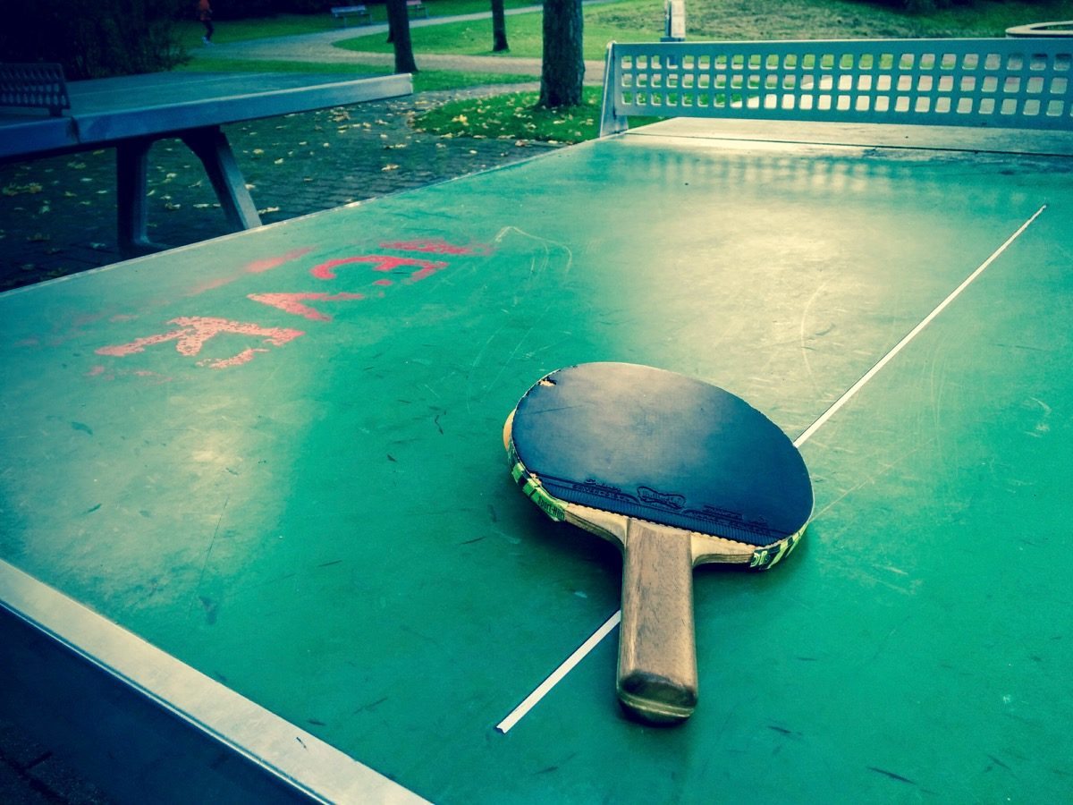 Foto von einem Tischtennisschläger, der auf einer Tischtennisplatte liegt